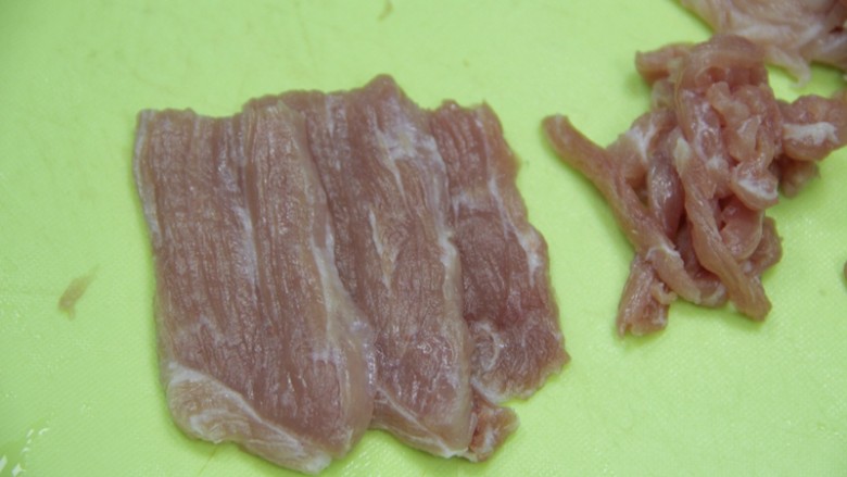餐桌上最抢眼的一道菜——京酱肉丝,猪肉切成小条，顺着纹路切