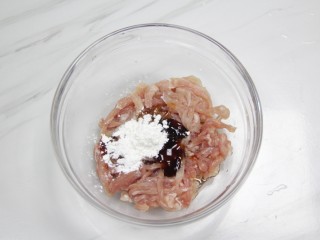 餐桌上最抢眼的一道菜——京酱肉丝,放入碗中，加入适量的蚝油，油，盐、生粉拌匀