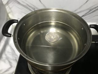 自制皮冻入口即化,5. 锅中烧水放入大料包。