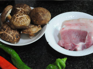 双椒花菇炒肉片,花菇去掉蒂，放入清水里清洗干净，猪肉洗净