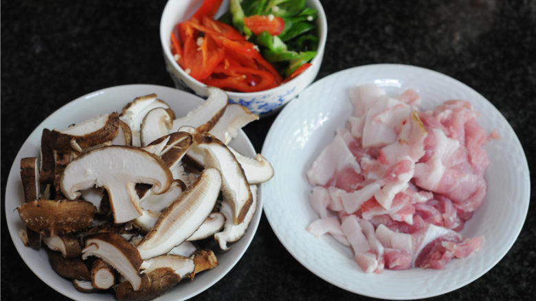 双椒花菇炒肉片,花菇切成片，肉切片，青红椒切斜片