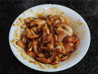 双椒花菇炒肉片,肉片加入少许姜丝和蚝油，腌制十分钟左右。