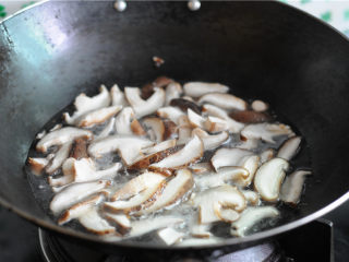 双椒花菇炒肉片,烧开半锅水，将花菇片放进去汆烫至微微变色