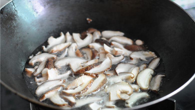双椒花菇炒肉片,烧开半锅水，将花菇片放进去汆烫至微微变色