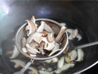 双椒花菇炒肉片,将汆烫好的花菇捞出来，沥干水备用