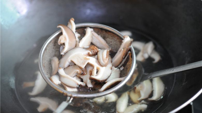 双椒花菇炒肉片,将汆烫好的花菇捞出来，沥干水备用