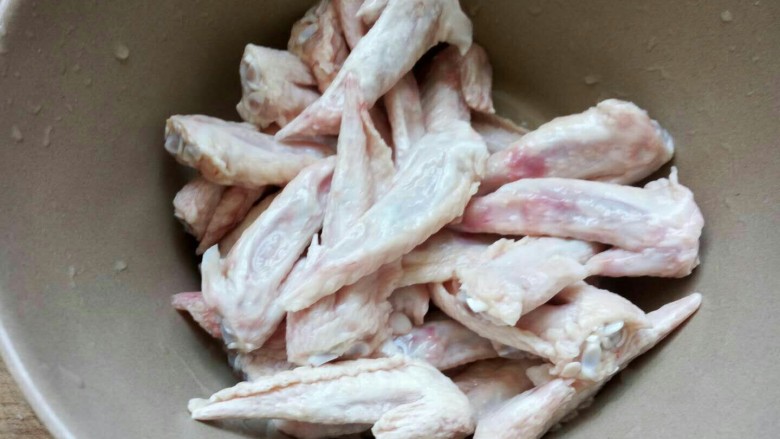 吮指原味鸡翅尖，过年要的就是这个味,洗好的鸡翅尖，放在干净的大碗里。