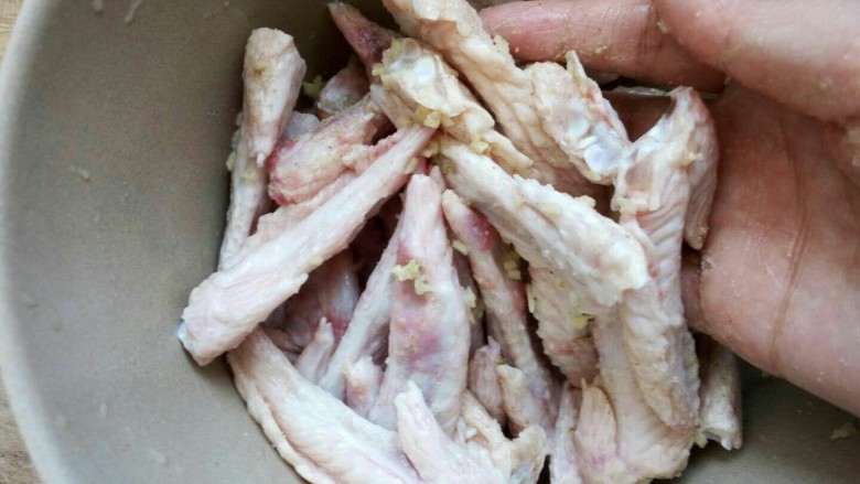 吮指原味鸡翅尖，过年要的就是这个味,双手洗干净，把鸡翅尖和调料用手抓匀。