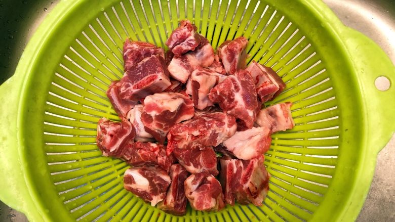 铸铁锅焖蔬菜排骨,排骨泡去血水，洗净沥干水分。