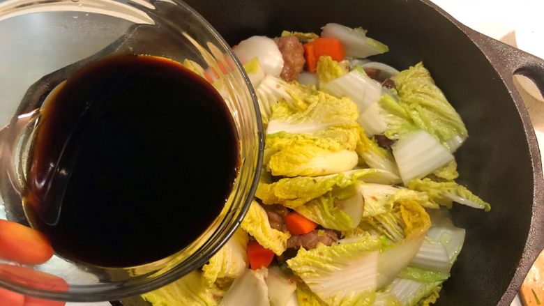 铸铁锅焖蔬菜排骨,加入酱汁。