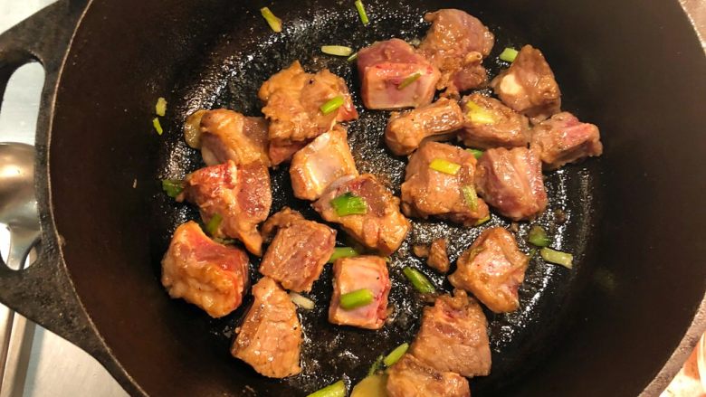 铸铁锅焖蔬菜排骨,下腌好的排骨炒匀。