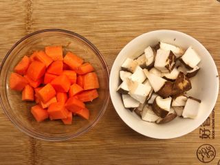 铸铁锅焖蔬菜排骨,胡萝卜和香菇切丁。