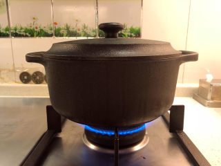 铸铁锅焖蔬菜排骨,加盖中小火焗15分钟。