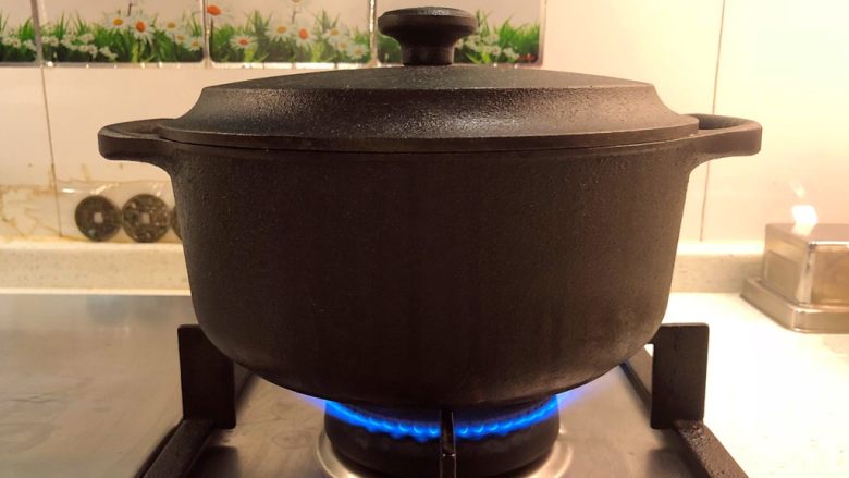 铸铁锅焖蔬菜排骨,加盖中小火焗15分钟。