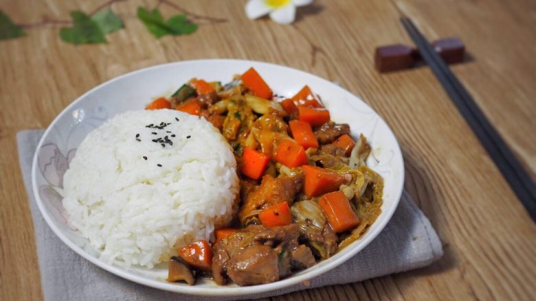 铸铁锅焖蔬菜排骨,拌在一起吃香口美味。