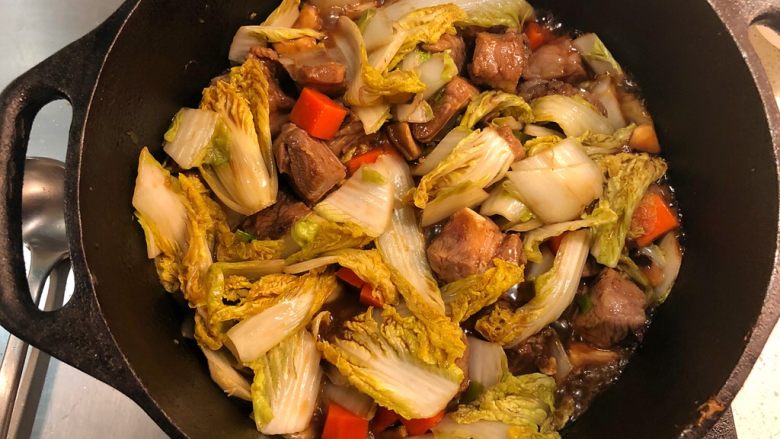 铸铁锅焖蔬菜排骨,翻炒均匀。