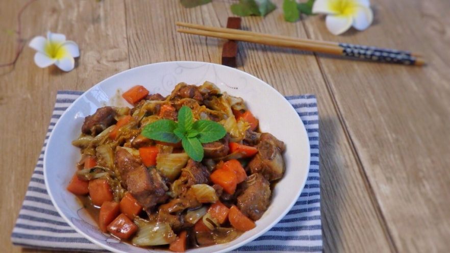 铸铁锅焖蔬菜排骨