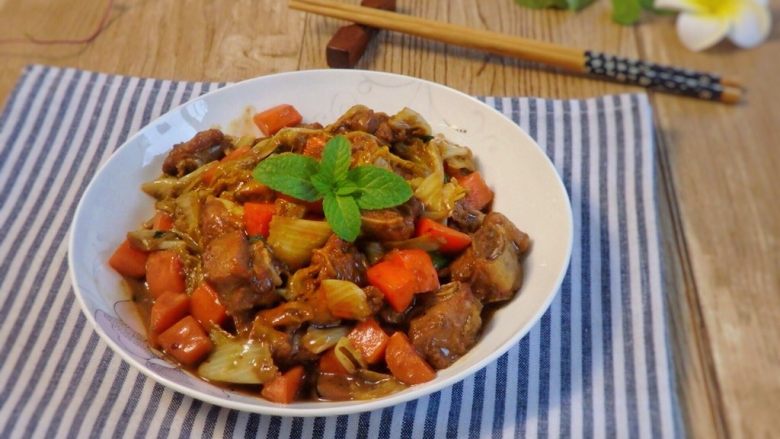 铸铁锅焖蔬菜排骨,上桌。
颜色鲜艳，味道浓郁，超级下饭。