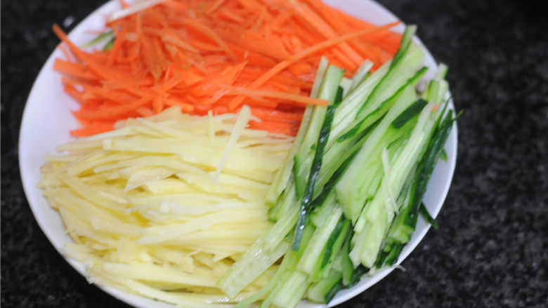 蒸饼卷菜,醒发面团的时候准备卷菜：喜欢的蔬菜切丝