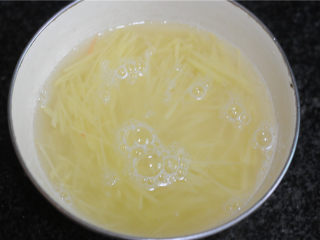 蒸饼卷菜,土豆丝泡冷水后清洗掉淀粉，捞出，沥干水