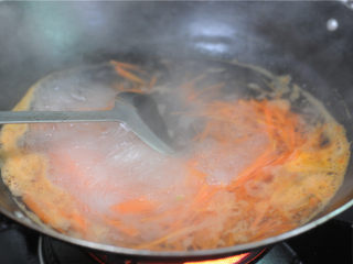 蒸饼卷菜,胡萝卜汆烫后捞出沥干水