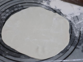 蒸饼卷菜,擀成薄薄的饼，大小根据自己的锅来，一定要比锅子小