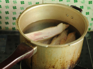 猴头菇烧猪蹄,压力锅里倒入半锅凉水，将猪蹄放进去