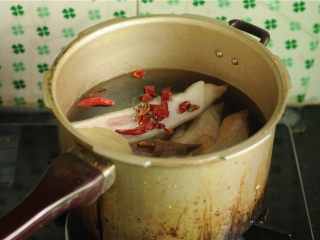 猴头菇烧猪蹄,放入八角桂皮香叶和干辣椒段