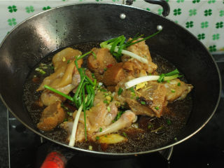 猴头菇烧猪蹄,连汤汁一起倒入炒锅，加入姜丝葱段