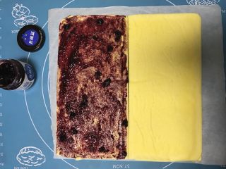美味蓝莓酱棉花蛋糕,出炉后晾凉，取一张新的油纸铺在桌上，将蛋糕倒扣在上面。然后中间切开两半，抹适量蓝莓酱。