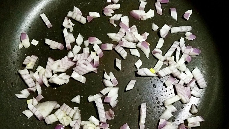 牵肠挂酱的意面,放入洋葱碎翻炒。