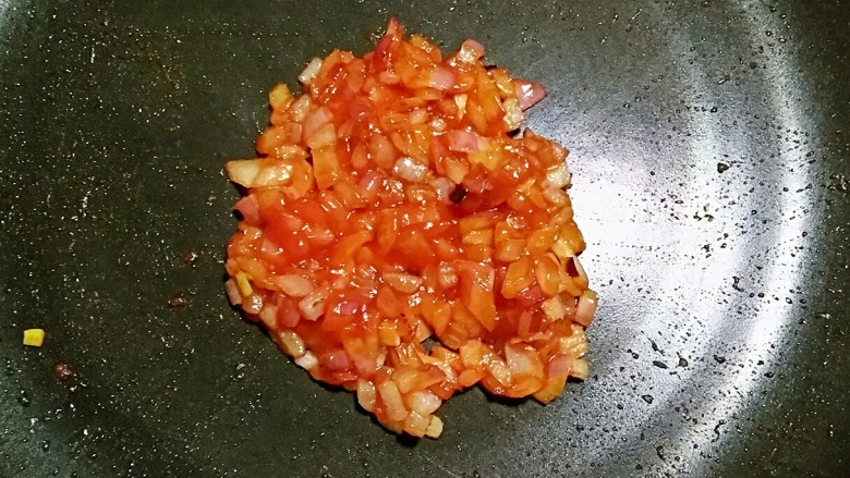 牵肠挂酱的意面,继续翻炒成番茄洋葱酱备用。