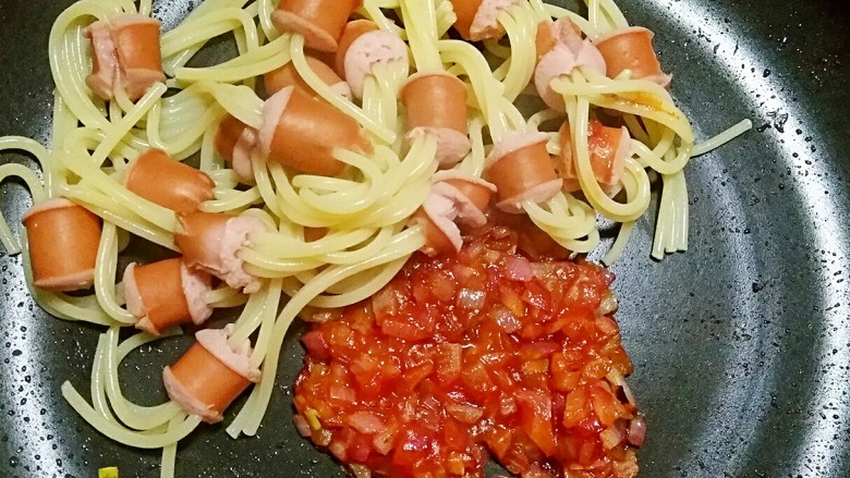 牵肠挂酱的意面,将沥水后的意面和炒好的番茄洋葱酱一起入锅翻炒。