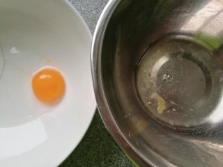 酸奶松饼＋酸奶燕麦淋面（无泡打粉）,蛋黄，蛋清分离。蛋清放在无水无油的盆里，里面不能有蛋黄液。蛋清盆放在冰箱中冷藏或者冷冻。
