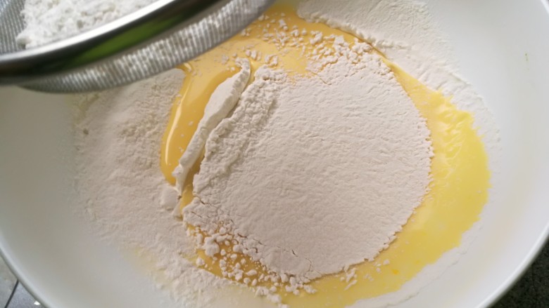 酸奶松饼＋酸奶燕麦淋面（无泡打粉）,加入一丢丢盐，过筛入低粉。
