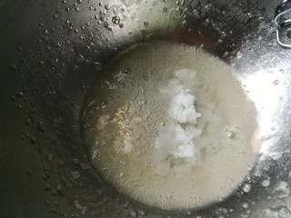 酸奶松饼＋酸奶燕麦淋面（无泡打粉）,从冰箱中拿出蛋清，如果放冷冻中冻住了，室温回温下就行了~~加几滴柠檬汁，开始高速打发，打至粗泡，加1/3糖。
