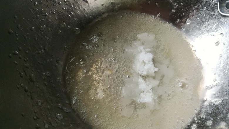 酸奶松饼＋酸奶燕麦淋面（无泡打粉）,从冰箱中拿出蛋清，如果放冷冻中冻住了，室温回温下就行了~~加几滴柠檬汁，开始高速打发，打至粗泡，加1/3糖。