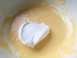 酸奶松饼＋酸奶燕麦淋面（无泡打粉）,取1/3蛋白霜至蛋黄糊中，翻拌均匀。