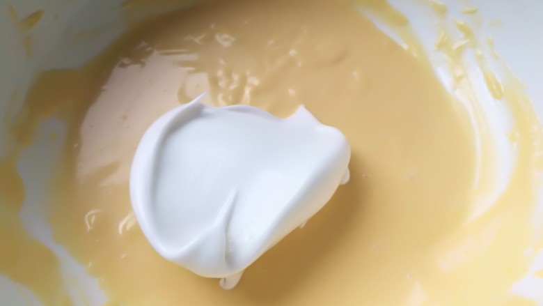 酸奶松饼＋酸奶燕麦淋面（无泡打粉）,取1/3蛋白霜至蛋黄糊中，翻拌均匀。