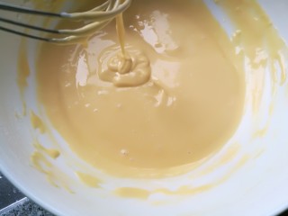 酸奶松饼＋酸奶燕麦淋面（无泡打粉）,搅拌均匀至无粉末颗粒。