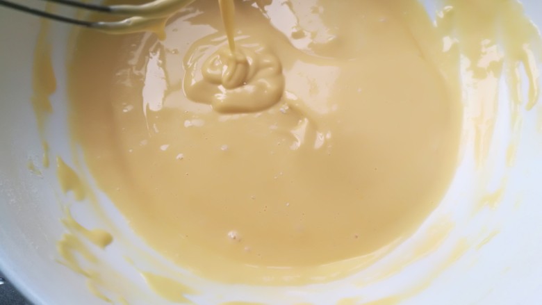 酸奶松饼＋酸奶燕麦淋面（无泡打粉）,搅拌均匀至无粉末颗粒。