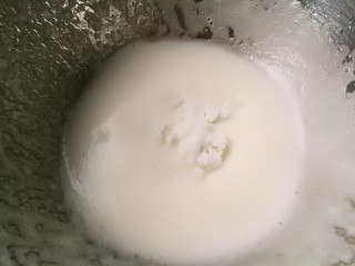 酸奶松饼＋酸奶燕麦淋面（无泡打粉）,打至细腻时，再加1/3糖，继续高速打。