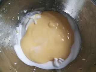 酸奶松饼＋酸奶燕麦淋面（无泡打粉）,再全部倒入蛋白糊中