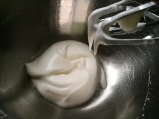酸奶松饼＋酸奶燕麦淋面（无泡打粉）,打至长钩时，用干净的硅胶铲把盆周围的蛋白霜铲到中心。继续低速打发。