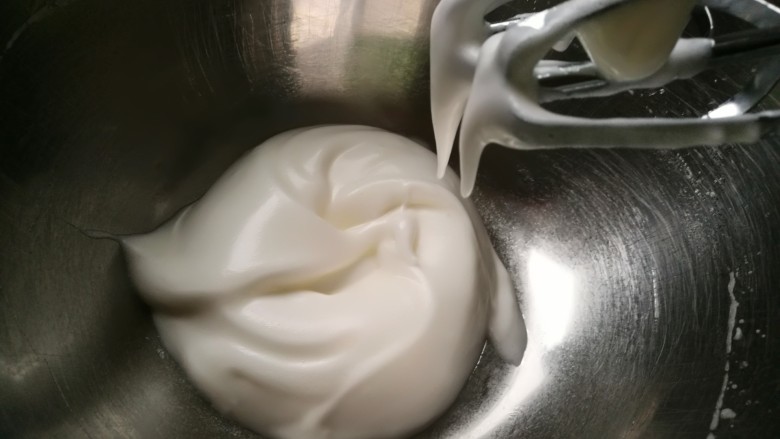 酸奶松饼＋酸奶燕麦淋面（无泡打粉）,打至长钩时，用干净的硅胶铲把盆周围的蛋白霜铲到中心。继续低速打发。