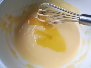 酸奶松饼＋酸奶燕麦淋面（无泡打粉）,把黄油倒入蛋黄面粉糊中，搅拌均匀。放一边待用。