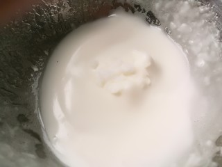 酸奶松饼＋酸奶燕麦淋面（无泡打粉）,打至有纹路时加入剩下的糖，继续中速打发。