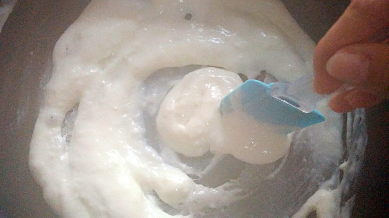 椰蓉奶冻,一直搅拌至粘稠成糊状。