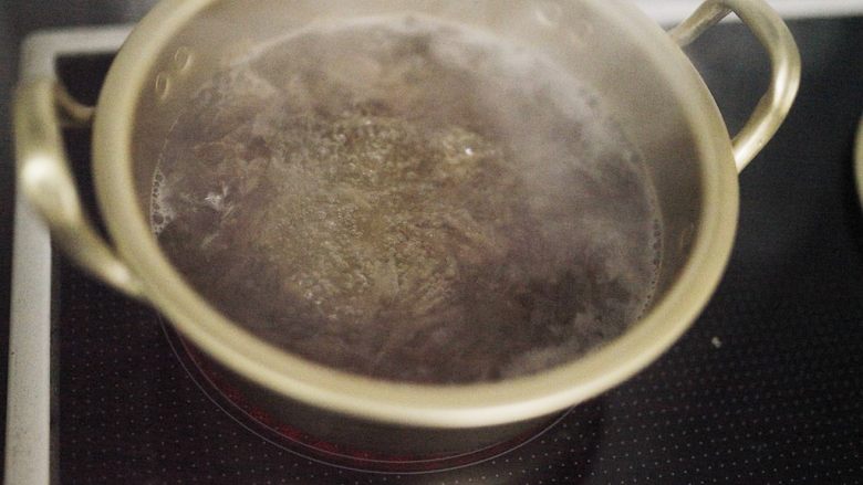 鱼饼年糕锅,中火煮1,2分钟，用漏勺把木鱼花捞出来。