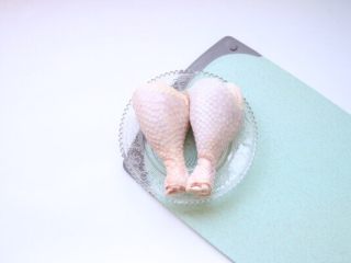 香辣口水鸡,食材准备：鸡腿两个洗净